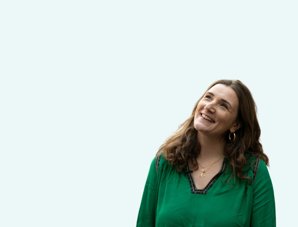 vrouw kijkt omhoog