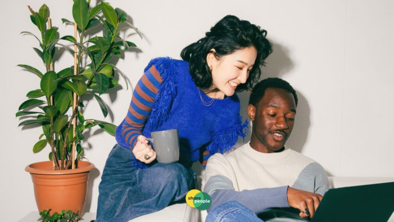 twee freelancers die op een laptop kijken naar een arbeidsongeschiktheidsverzekering