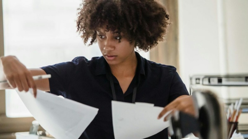 freelancer die de voorwaarden van een AOV bekijkt