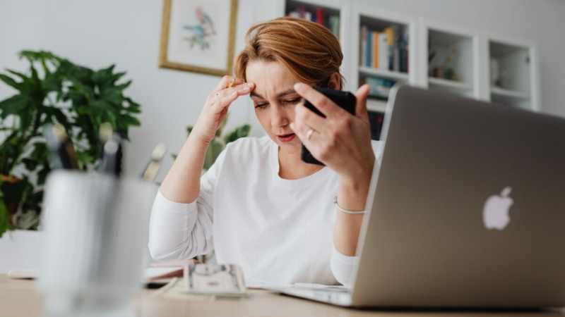 zzp'er achter haar computer die last heeft van werkstress