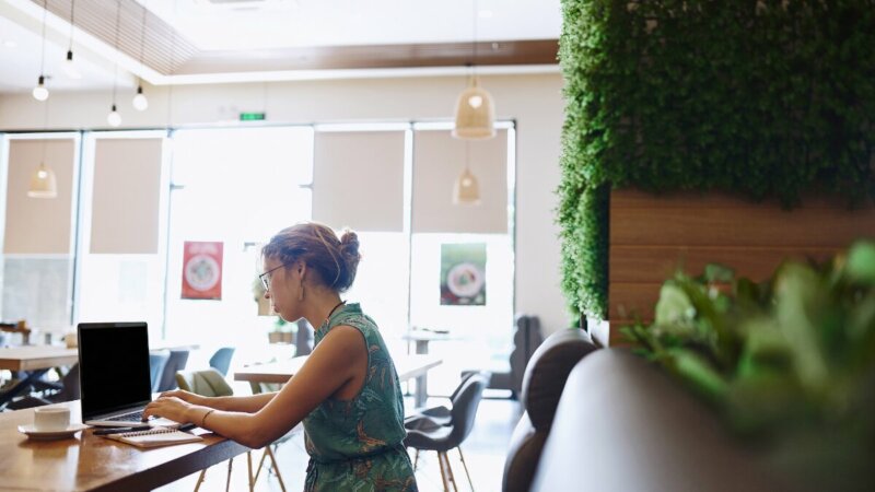 freelancer die in een openbare rustige ruimte zit om haar werk te hervatten na een burnout