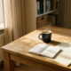 Freelance thuiswerkplek met Nederlands belastingdocument, notitieboekje met berekeningen en dampende koffie in warm ochtendlicht.
