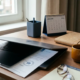 Freelance consultant bureau met officieel Nederlands overheidsdocument onder laptop, leren portfolio en koffiekop, kalender 2026 zichtbaar.