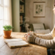 Freelance ondernemer aan een houten bureau met koffie, notitieboek en vetplantje in warm verlicht thuiskantoor.