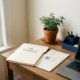 Freelancer thuiskantoor met openliggende belastingmap, officiële overheidsbrief en halfopen laptop op opgeruimd bureau.