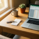 Autosleutel en bon op eikenhouten bureau naast laptop met spreadsheet, geschikt voor freelance kilometerregistratie.