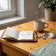 Freelancer bureau met open notitieboek vol budgetcijfers, euromunten, bankbiljetten en dampende koffie in warm ochtendlicht.