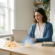Freelancer aan minimalistisch houten bureau met gloeiende munten die samenvloeien, symboliek voor collectieve financiële steun.