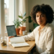 Freelancer aan een eikenhouten bureau met een open notitieboek en glazen pot gevuld met euromunten, warm ochtendlicht.