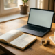 Freelancer aan een eikenhouten bureau met notitieboek vol financiële berekeningen, laptop en euromunten naast een koffiekopje.