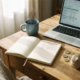 Freelancer thuiskantoor met open notitieboek vol budgetberekeningen, dampende koffie, laptop en euromunten op houten bureau in ochtendlicht.