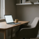 Verlaten thuiswerkplek met open laptop, leeg document en koffiekop in zacht Nederlands daglicht.