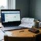 Rommelig thuiskantoor van een freelancer met leeg bankdashboard op laptop, onbetaalde factuur, huissleutel en versleten portemonnee.