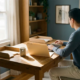 Freelancer aan minimalistisch houten bureau met één open clientmap tussen twee lege mappen, zacht ochtendlicht.