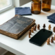 Versleten leren verzekeringspolis naast een smartphone, omringd door houten figuurtjes als symbool van gemeenschappelijke solidariteit.
