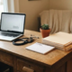 Zelfstandige professional aan een eiken bureau met laptop, stethoscoop, kalender en financiële documenten naast een vetplant.