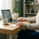 Zelfstandige professional aan een opgeruimd thuiskantoor bureau met doktersafspraakkaart, laptop en dampende koffie in zacht natuurlijk licht.