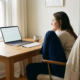 Zelfstandige professional aan een opgeruimd thuiskantoor bureau met laptop, koffie en gouden veiligheidsnet als symbool voor financiële bescherming.