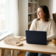 Zelfstandige professional aan modern thuiskantoor bureau met laptop, touw veiligheidsnet naast toetsenbord, warm ochtendlicht.