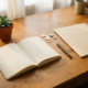 Zelfstandige professional met open notitieboek, euromunten, pen en verzekeringsdocument op eiken bureau in warm ochtendlicht.