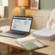 Zwangere freelancer aan opgeruimd bureau met officiële documenten, laptop op overheidsportaal en agenda in warm natuurlijk licht.