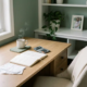 Zwangere freelancer aan opgeruimd thuiskantoor met open planner, facturen, rekenmachine en dampende thee in warm natuurlijk daglicht.