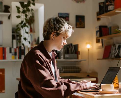 Zzp'er werkt aan de administratie van haar bedrijf achter de laptop