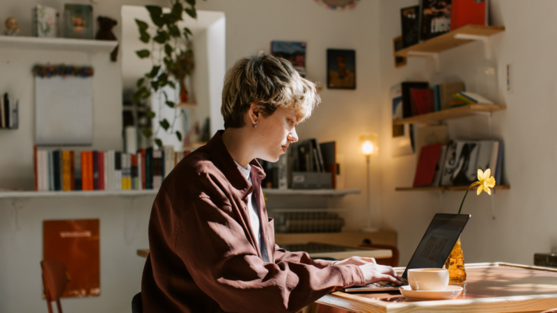 Zzp'er werkt aan de administratie van haar bedrijf achter de laptop