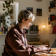 Zzp'er werkt aan de administratie van haar bedrijf achter de laptop